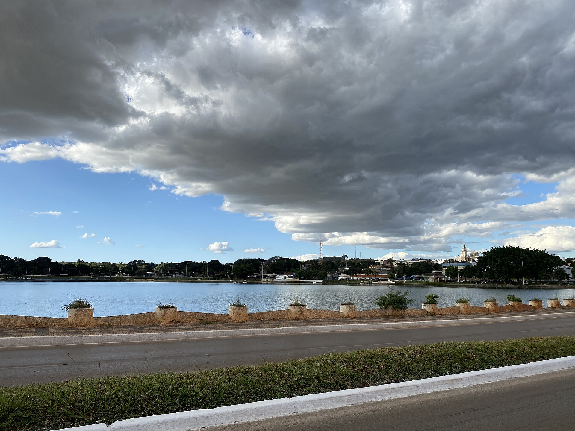 Orla do Lago de Brazlândia: pôr do sol, pesca e caminhada às margens da água